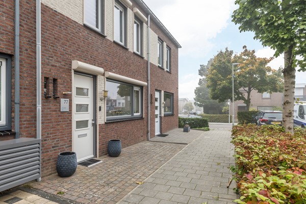 Foto - Te koop: In Landgraaf op een zeer kindvriendelijke locatie bevindt zich deze nette en moderne instapklare energiezuinige tussenwoning uit 2008